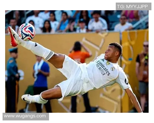 足球明星韧带撕裂瞬间曝光引发球迷热议与关注